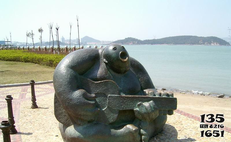 弹奏人物雕塑-公园弹吉他抽象人物铜雕弹雕塑高清图片