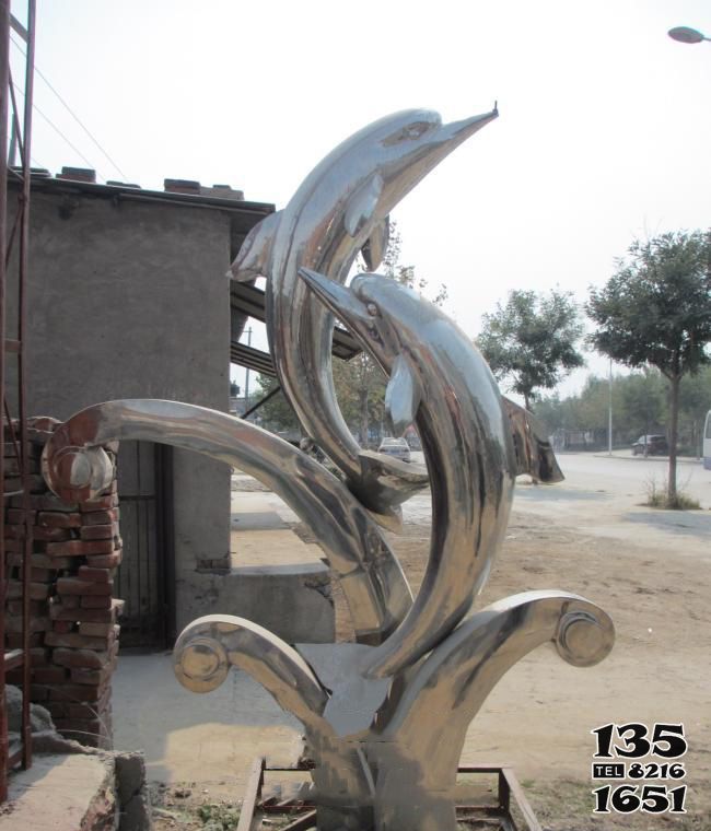 海豚雕塑-空中飞跃两只不锈钢海豚雕塑高清图片