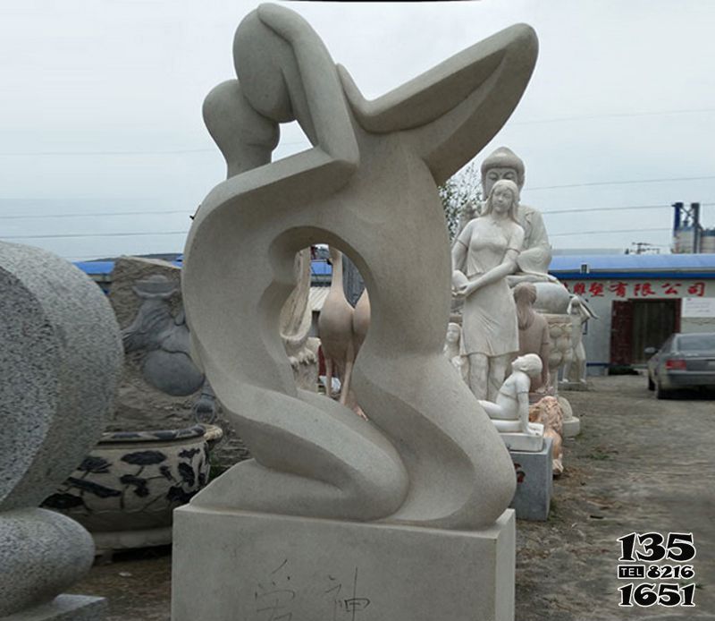 情侣雕塑-广场石雕抽象亲吻的情侣雕塑高清图片