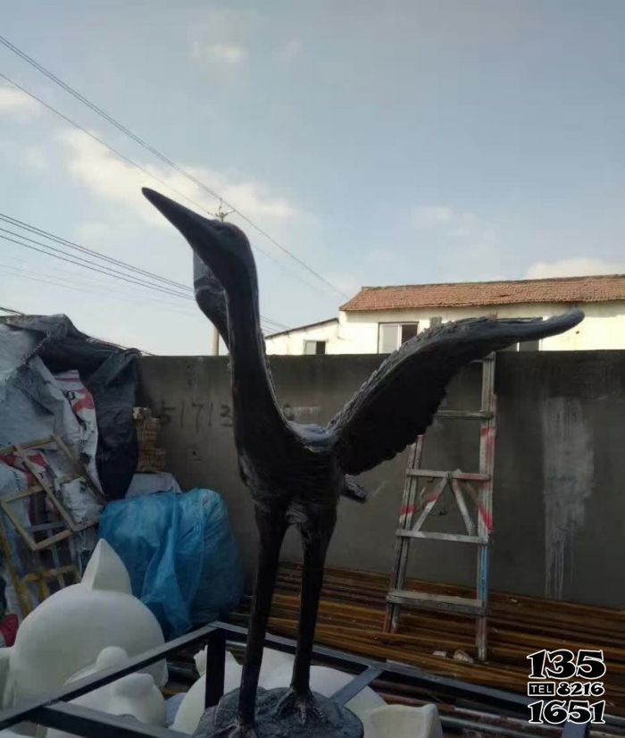 仙鹤雕塑-公园景区不锈钢仿铜展翅飞翔的仙鹤雕塑