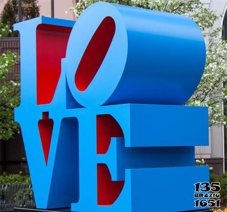 LOVE雕塑-公园里摆放的蓝色的不锈钢创意LOVE雕塑高清图片
