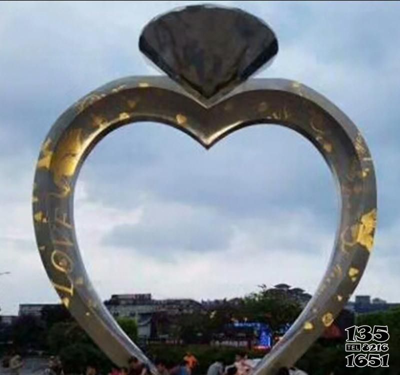 戒指雕塑-公园小区心形钻石不锈钢戒指雕塑高清图片