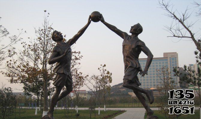 篮球雕塑-小区打篮球人物玻璃钢仿铜雕塑高清图片