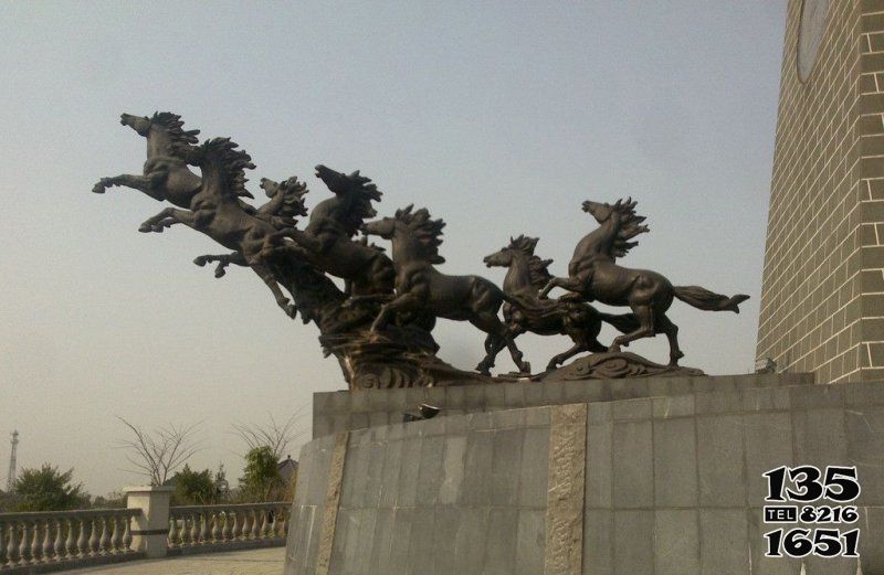 马群雕塑-广场上摆放的奔跑的玻璃钢仿真马群雕塑高清图片