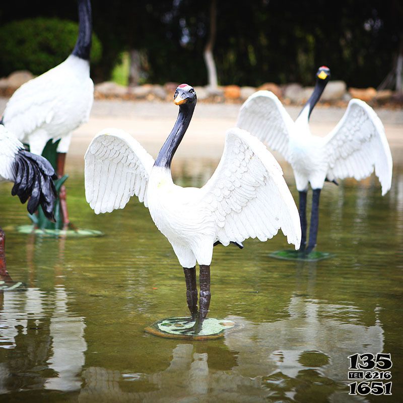 仙鹤雕塑-公园池塘玻璃钢彩绘仿真动物仙鹤雕塑