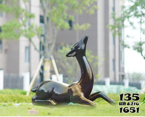 梅花鹿雕塑-草坪景观玻璃钢仿铜梅花鹿雕塑高清图片