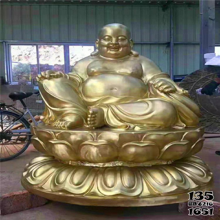 弥勒佛雕塑-景区大型不锈钢喷金鎏金坐着的弥勒佛雕塑高清图片