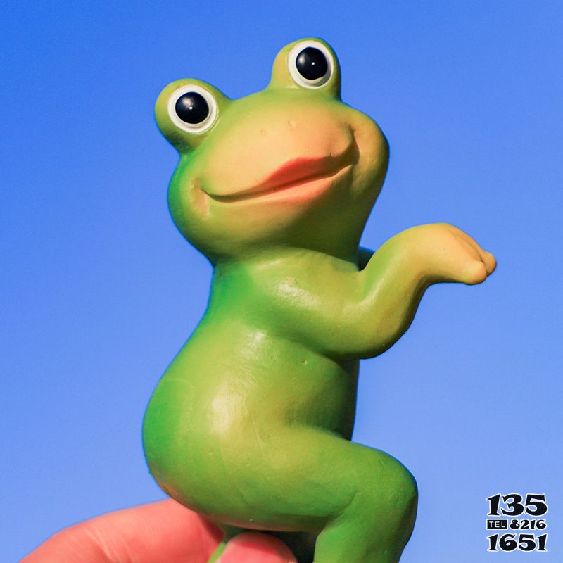 青蛙雕塑-花园个性玻璃钢青蛙雕塑高清图片