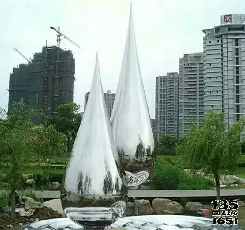鹅卵石雕塑-景区花园抽象不锈钢见面水滴雕塑高清图片