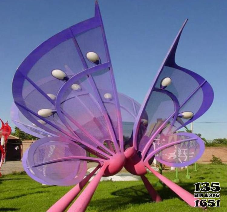 蝴蝶雕塑-游乐园喷漆玻璃钢蝴蝶雕塑高清图片