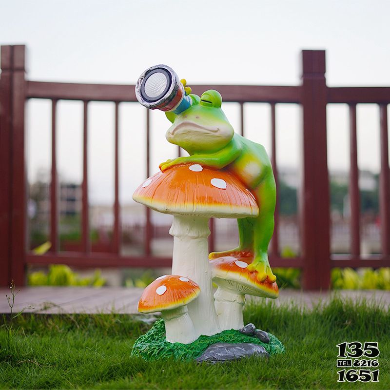 蘑菇雕塑-太阳能灯卡通青蛙蘑菇摆件模型幼儿园林动物照明蘑菇雕塑高清图片