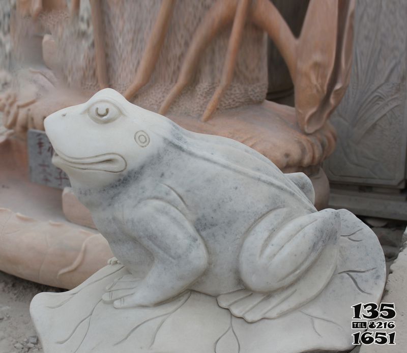 青蛙雕塑-户外农场池塘摆放砂岩石雕青蛙雕塑高清图片