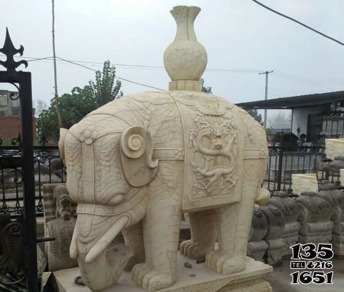 大象雕塑-别墅小区大理石石雕背着花瓶的大象雕塑高清图片