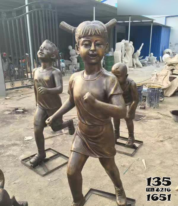 儿童雕塑-景区不锈钢仿铜奔跑的儿童雕塑高清图片