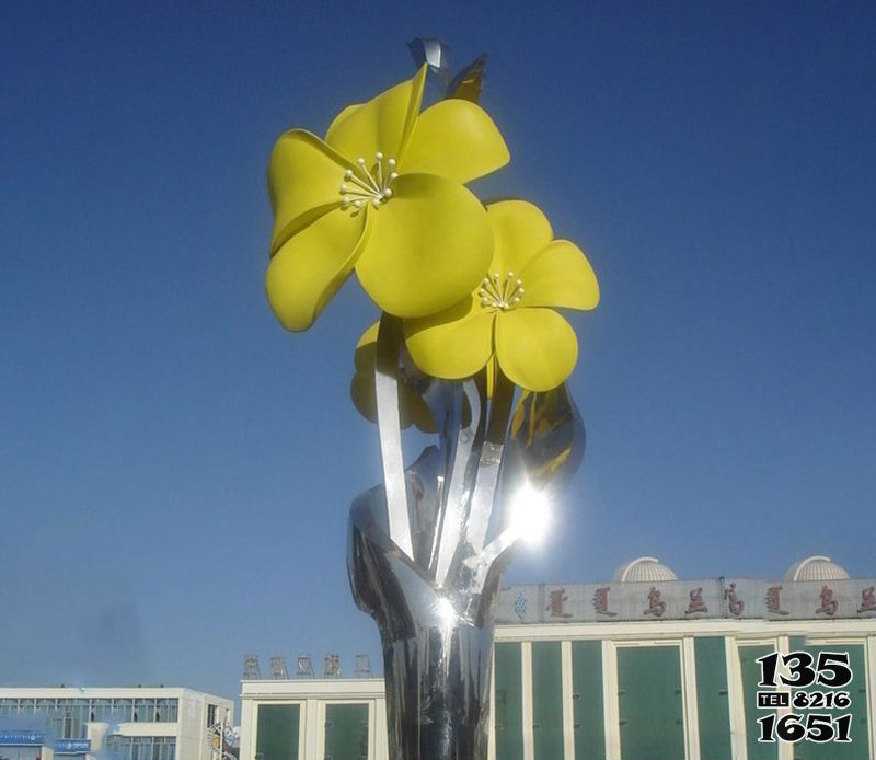 花朵雕塑-公园不锈钢镜面黄色花朵雕塑高清图片