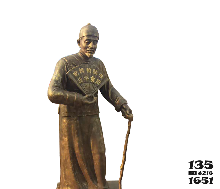 老人雕塑-不锈钢仿铜街边拿扇子的老人雕塑高清图片
