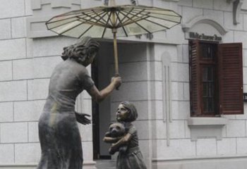 母子雕塑-景区创意不锈钢仿铜打伞的母子雕塑