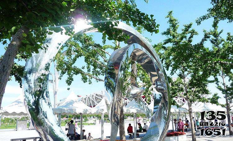 圆环雕塑-户外海边创意不锈钢镜面圆环雕塑