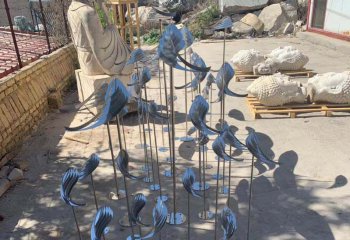 鱼雕塑-池塘一群带插管底座的不锈钢鱼雕塑