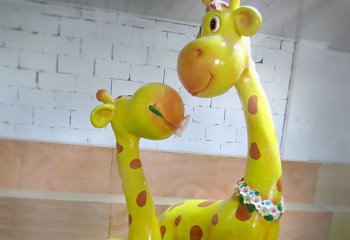 长颈鹿雕塑-动物园玻璃钢卡通带花环的可爱长颈鹿雕塑