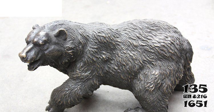 北极熊雕塑-公园里街道上摆放的歪头做旧北极熊雕塑高清图片