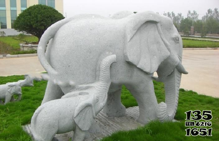 大象雕塑-公园草坪创意景观大理石石雕小象跟着大象雕塑高清图片