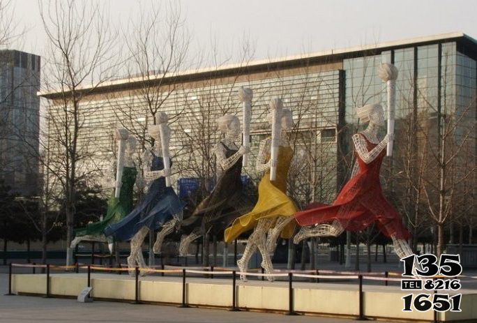 火炬雕塑-公园景区创意奔跑中玻璃钢火炬手雕塑高清图片
