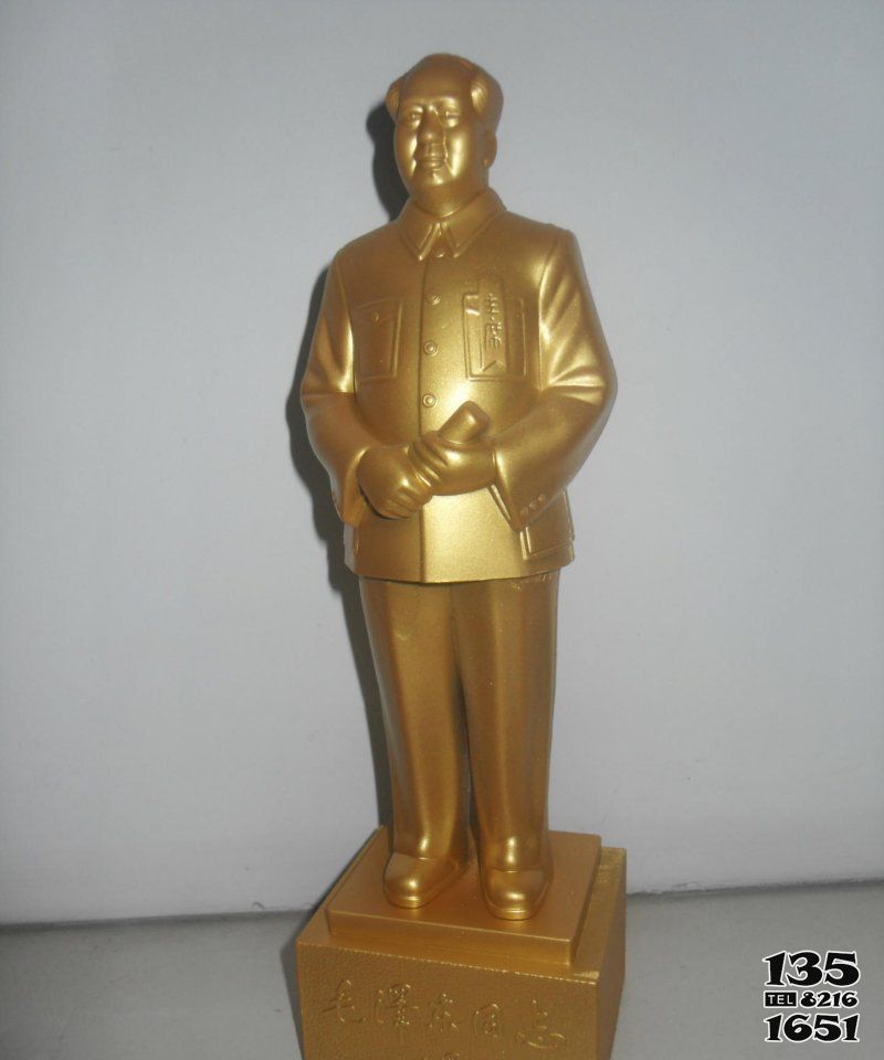 毛泽东雕塑-纪念馆纯金打造手拿书本的毛泽东雕塑高清图片