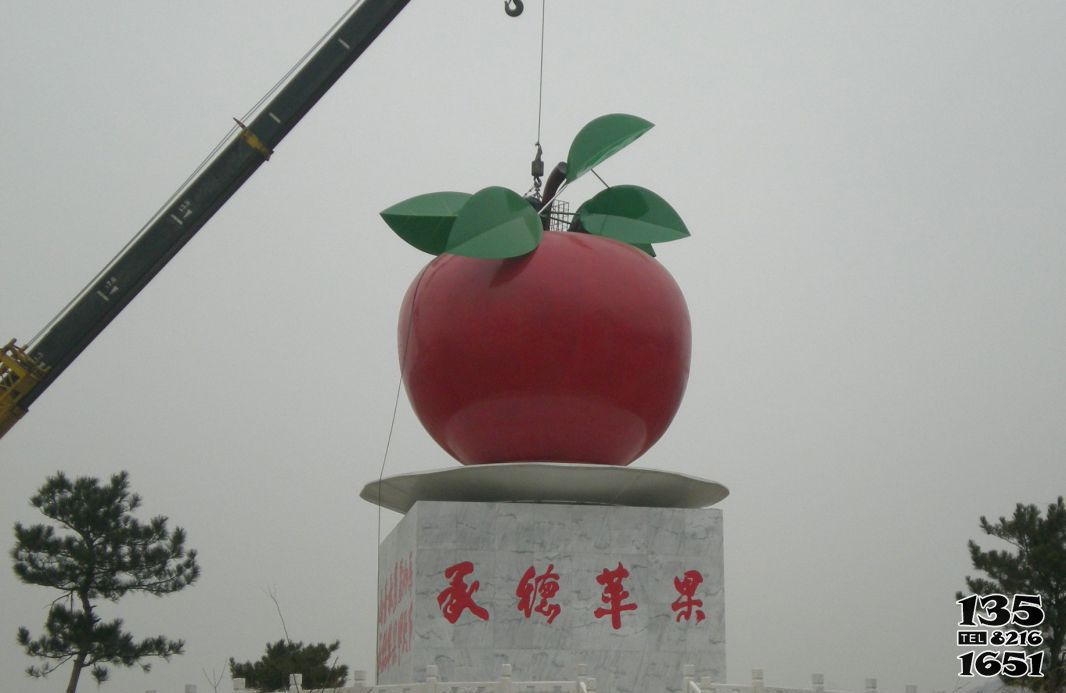 苹果雕塑-苹果之乡小镇不锈钢苹果景观雕塑高清图片