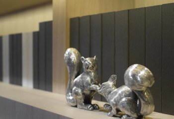 松鼠雕塑-商场摆放两只不锈钢松鼠雕塑