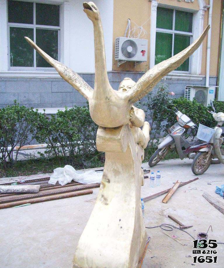 天鹅雕塑-别墅酒店大理石创意飞翔中的天鹅雕塑高清图片