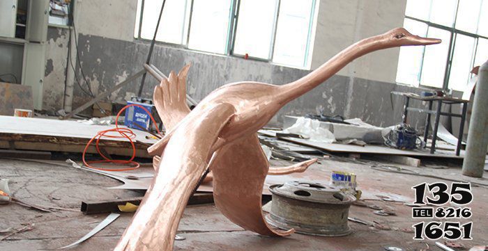 天鹅雕塑-城市不锈钢喷金烤漆飞翔中的天鹅雕塑