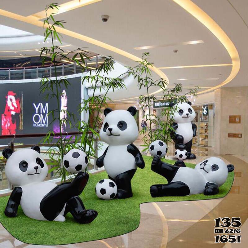 熊猫雕塑-户外公园广场摆放光面卡通一群踢足球玻璃钢熊猫雕塑高清图片