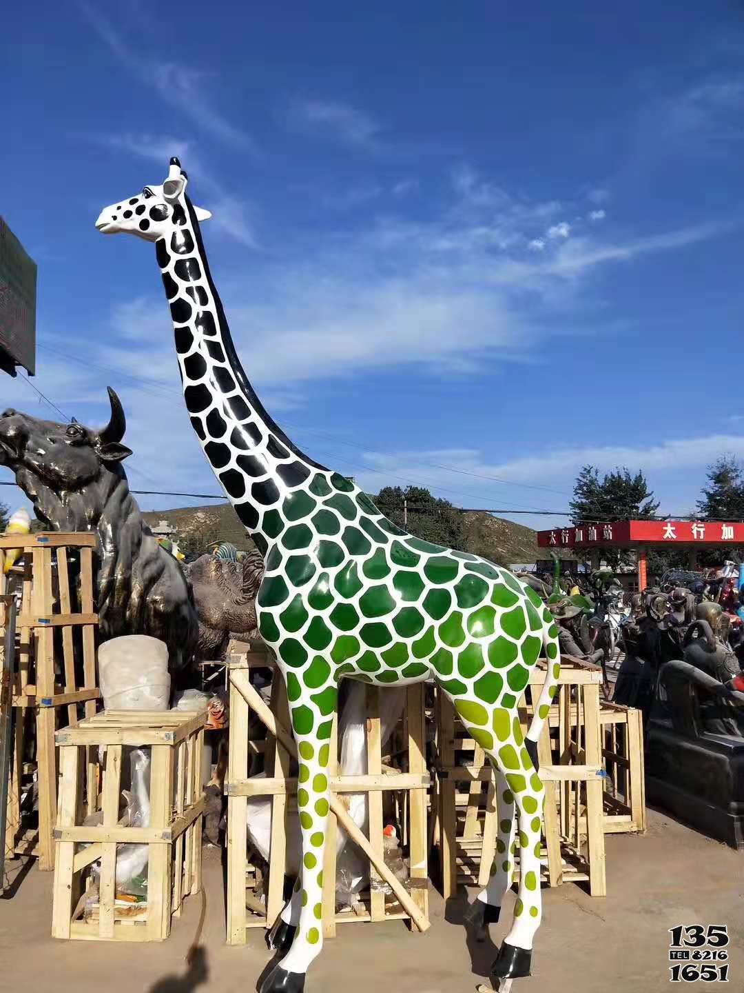长颈鹿雕塑-游乐场大型仿真动物绿色长颈鹿雕塑高清图片