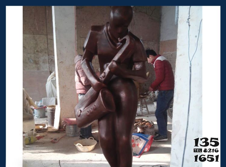 吹奏雕塑-广场吹萨克斯音乐人物铜雕吹奏雕塑高清图片