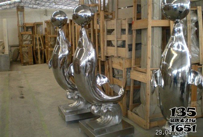 海豚雕塑-商场摆放三只玩耍的不锈钢海豚雕塑高清图片