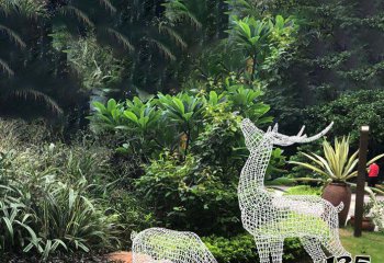 梅花鹿雕塑-公园不锈钢镂空草坪吃草的梅花鹿雕塑