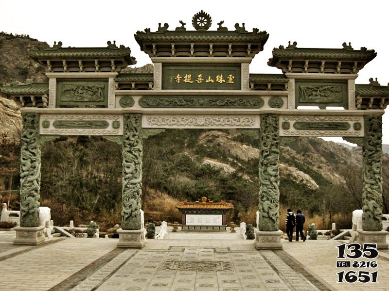 牌坊雕塑-菩提寺院门前摆放龙柱浮雕三门青石牌坊高清图片