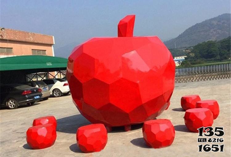 苹果雕塑-商业街户外不锈钢喷漆几何苹果雕塑高清图片