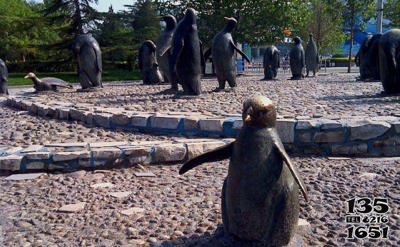 企鹅雕塑-公园景区玻璃钢石头路上的企鹅雕塑高清图片