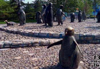 企鹅雕塑-公园景区玻璃钢石头路上的企鹅雕塑