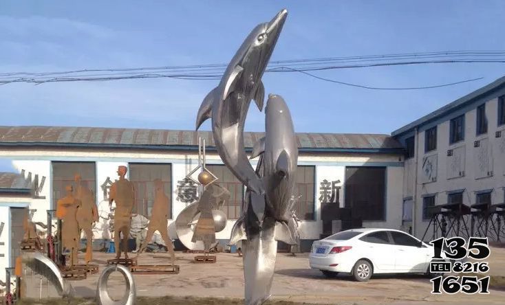 海豚雕塑-农场院内三只不锈钢海豚雕塑高清图片