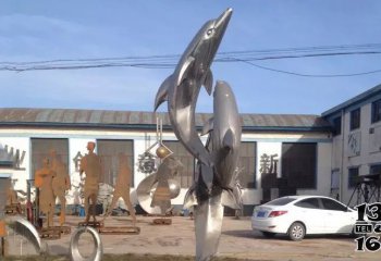 海豚雕塑-农场院内三只不锈钢海豚雕塑