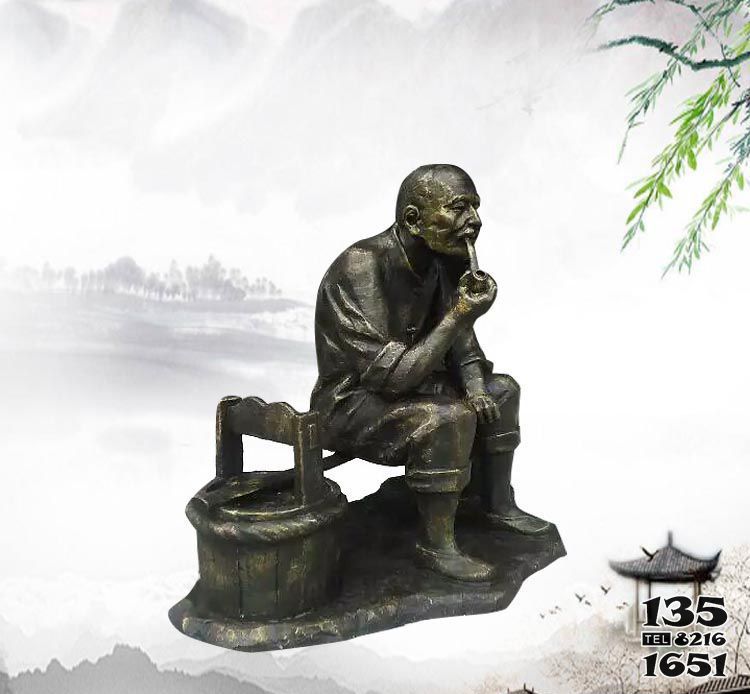 老人雕塑-铜雕路边坐着休息抽烟斗的老人雕塑高清图片