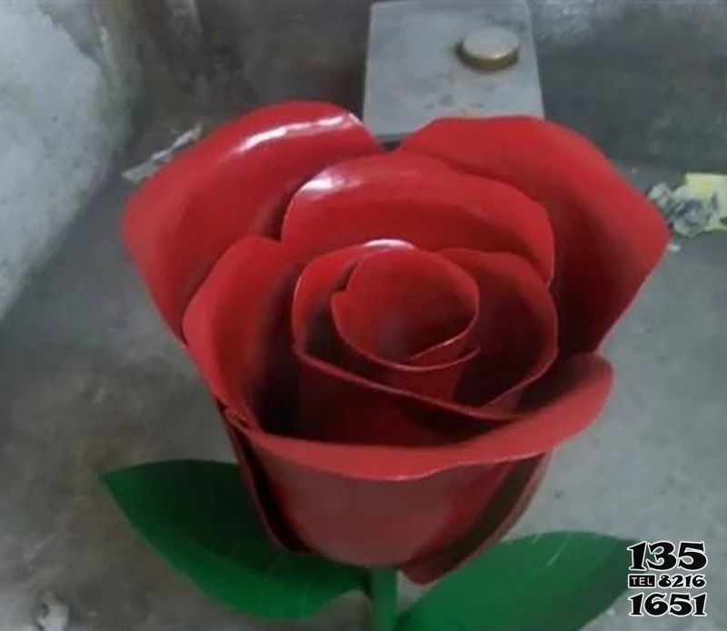 玫瑰雕塑-玻璃钢创意红色玫瑰花雕塑高清图片