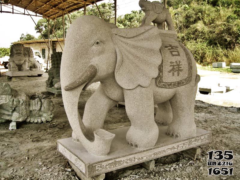 母子象雕塑-景区大理石石雕小象在母象背上的母子象雕塑高清图片
