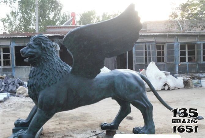 狮子雕塑-大型玻璃钢彩绘长翅膀的狮子雕塑高清图片