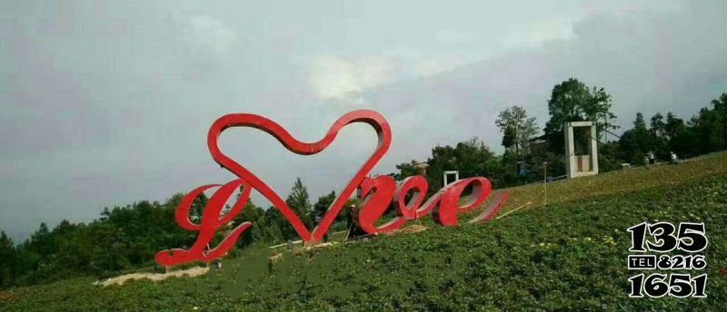 LOVE雕塑-园林里摆放的不锈钢创意LOVE雕塑高清图片