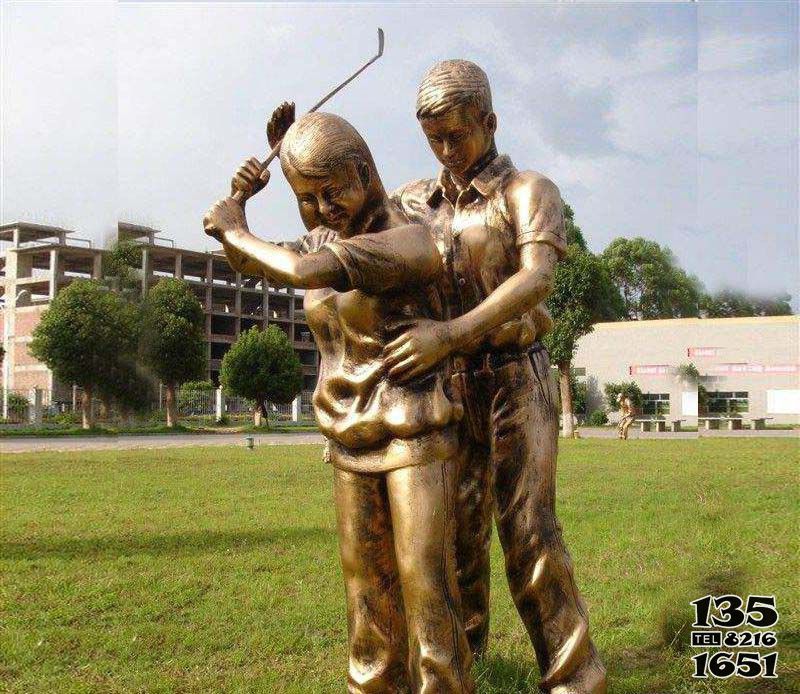高尔夫球雕塑-学院操场打高尔夫球人物玻璃钢仿铜雕高清图片