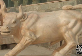 华尔街牛-公园里摆放黄蜡石石雕创意华尔街牛